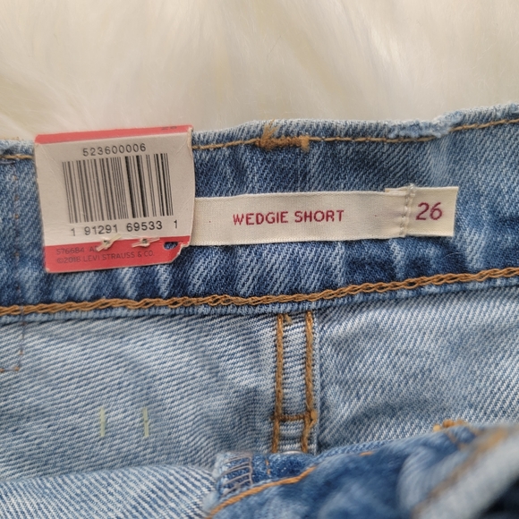 Levi's Wedgie Denim Shorts in Light Wash - Picture 4 of 4